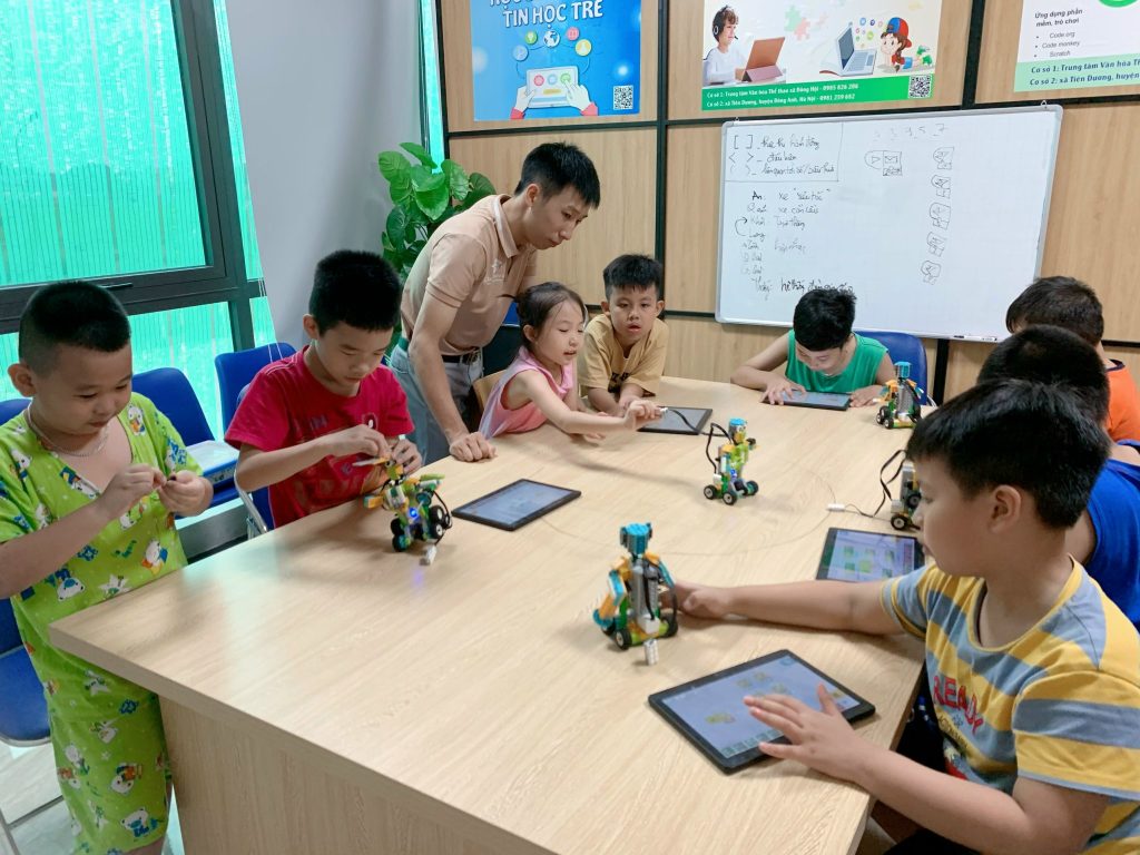 hoc-sinh-trai-nghiem-lap-trinh-robotics