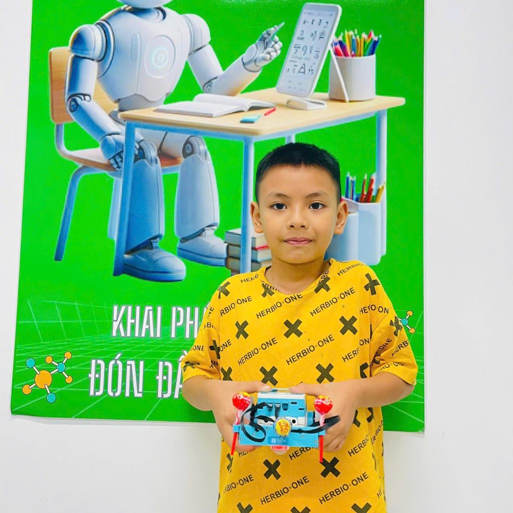 hoc-sinh-che-tao-robot