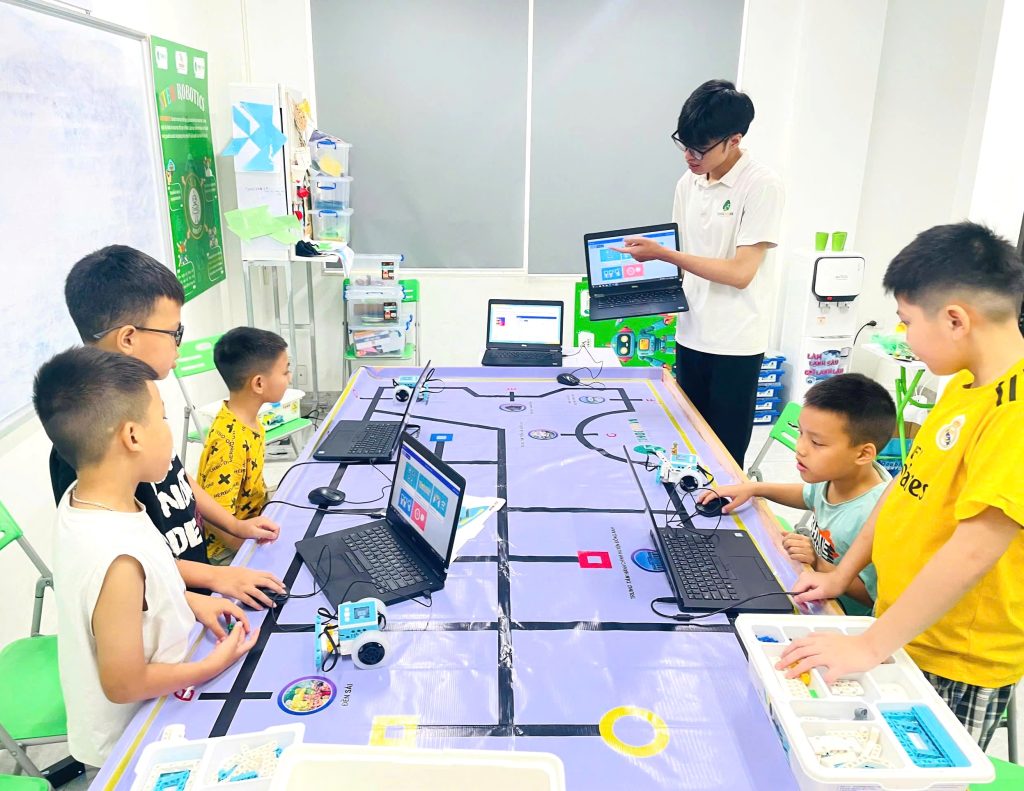 hoc-sinh-hoc-lap-trinh-robotics